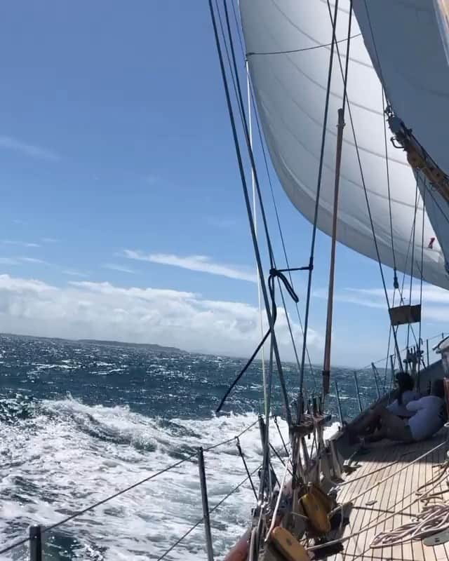 カレンウォーカーのインスタグラム：「Karen was lucky to spend the day sailing with the crew of #AschantiIVofVegesack  and @RNZYS yesterday. Wearing our collab with the Squadron, naturally.」