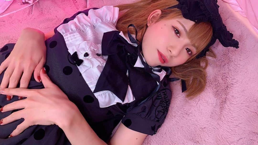 まゆりのインスタグラム：「フェチ友達にメイドさんにしてもらってきたよ🥰」