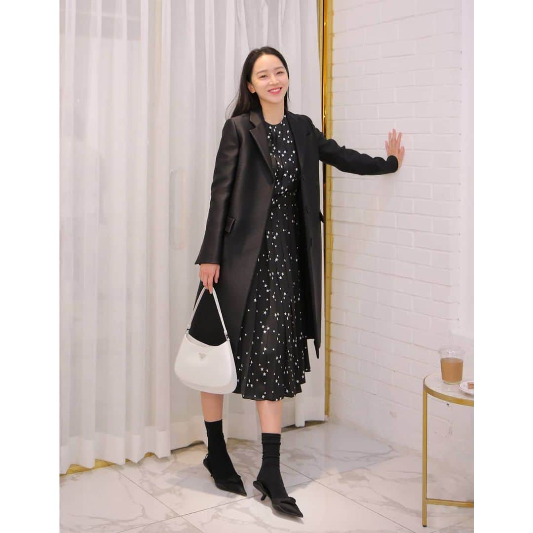 のインスタグラム：「오늘 밤 10시 @Prada #PradaFW21 쇼가 시작됩니다! #PradaCleo」