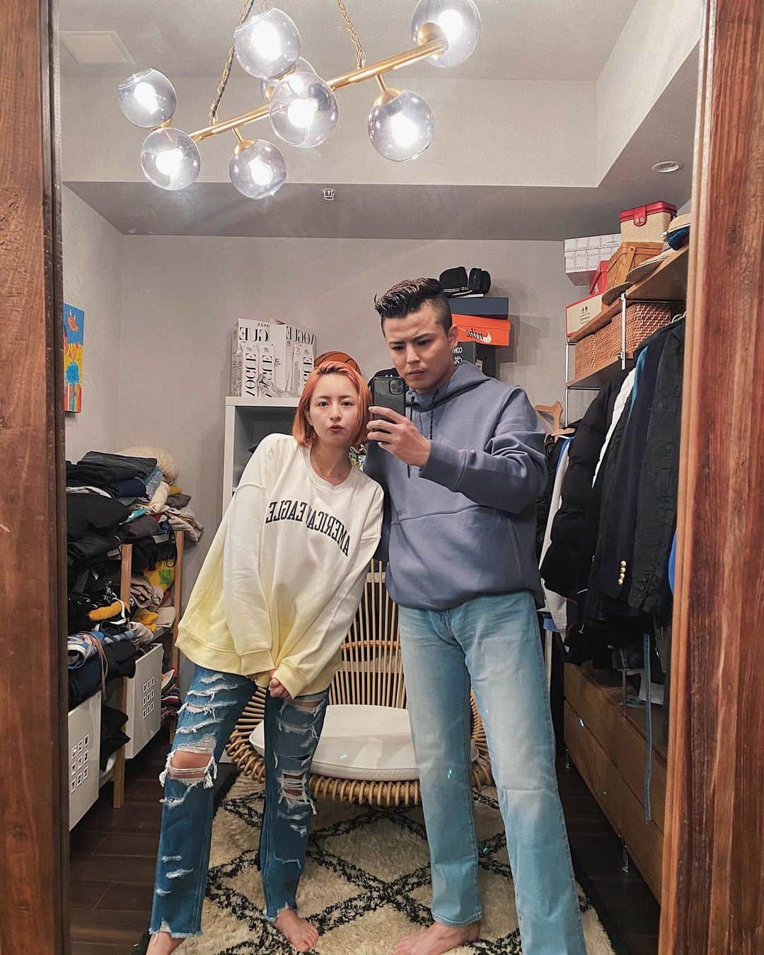 アメリカンイーグルのインスタグラム：「春の準備はできていますか？クローゼットを一新しよう✨ カラフルやタイダイ、色んなスタイルのジーンなどあなたのお気に入りアイテムが見つかるはず！   Cody.1222: 24/7 アクティブフーディ: https://bit.ly/2ODKTzf ブーツカットジーンズ: https://bit.ly/3amZvvb   julia.c.0209 トップス: https://bit.ly/37jqRR9 マムジーンズ: https://bit.ly/3jR0Q0y   公式オンラインストアをチェック⇒ www.aeo.jp 公式LINEをフォローしてスペシャルオファーなど様々な情報をゲットしましょう！☺   #AExME #AEJeans #AE #americaneaglejp #アメリカンイーグル #AE2021SS」