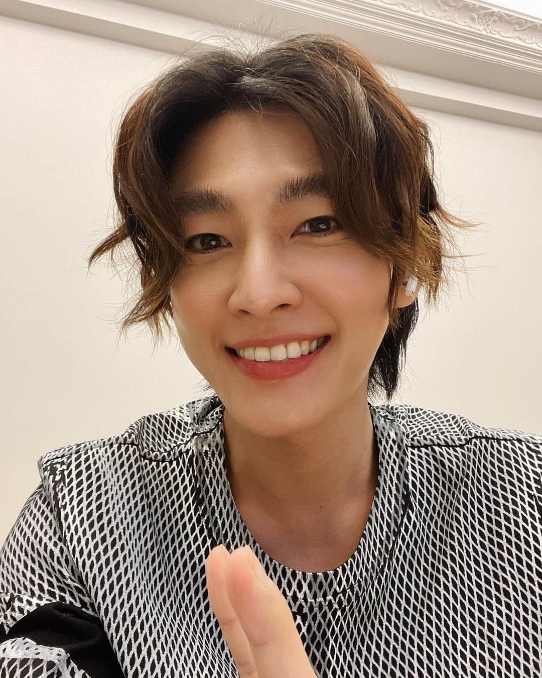 AARONのインスタグラム：「白牙 大白牙 牙牙牙牙牙牙🦷🦷 一首歌寫完了 #牙之歌 #炎亞綸」