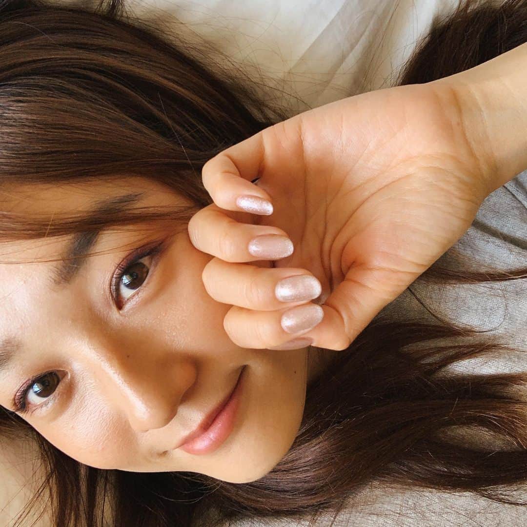 神田咲実のインスタグラム：「角度で きらきらが変わるマグネットネイル💅🧲✨  Thank you ....🕊🤍 @ellenail_shibuya @esnail_japan  #nail#beauty#ネイル#マグネットネイル」