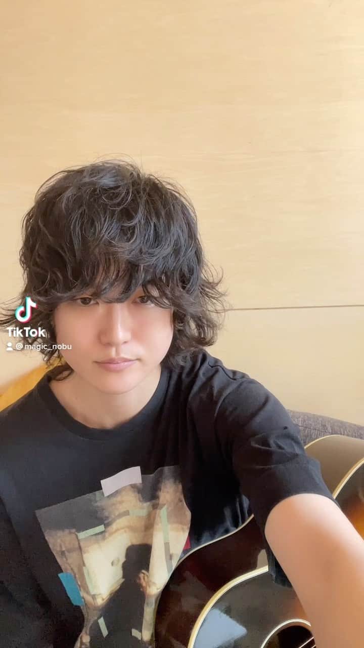 高津戸信幸のインスタグラム：「練習です、key高すぎるので、男の喉の限界を探ってます  #GUMI #kanaria #エンヴィーベイビー #弾き語り #cover #歌ってみた #練習動画 #勝手に顔盛って頂ける」