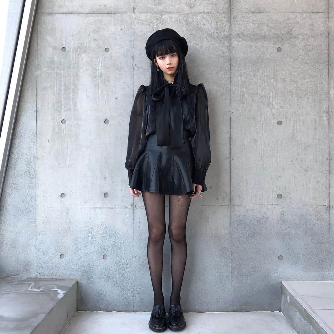 ゆらのインスタグラム：「今日の20:00に私がセレクトするお洋服のショップがオープンします😉 写真に写ってるのもセレクトの物です またその時間くらいに浮上します😬🪥☁️」