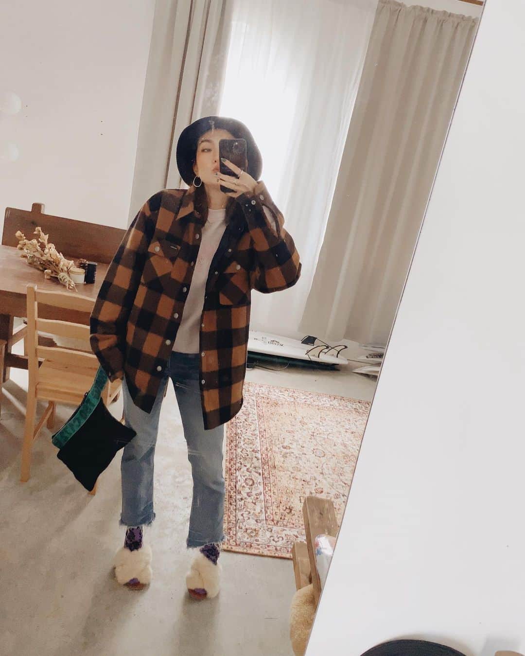 堀舞紀のインスタグラム：「🧋 . . タピオカのお店が 軒並み潰れてしまっているみたい で寂しい。 . . 私は流行り廃り関係なく 🧋← 大好きだけどね。 . . . 今日は 中綿がコッソリ仕込まれてる シャツに見える風 ジャケットを着てます🤓 . . この 春なの？冬なの？ って季節にもってこい！！ 裏地も風を通さないので アッタカイーんだから。 . . バケハも ネイビーコーデュロイ🥸 なんて♡ サイコッ♡ . . 足元はキモキモ合わせ🥀 . . #outfit  #母親服装」