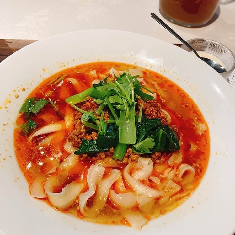 松田洋治のインスタグラム：「坦々麺が食べたくて。美味しかったけど中辛にしたのに辛くなかった。 隣の豚肉の四川風激辛煮っていうのが美味しそうだった。 #有楽町ランチ #麻辣川府」