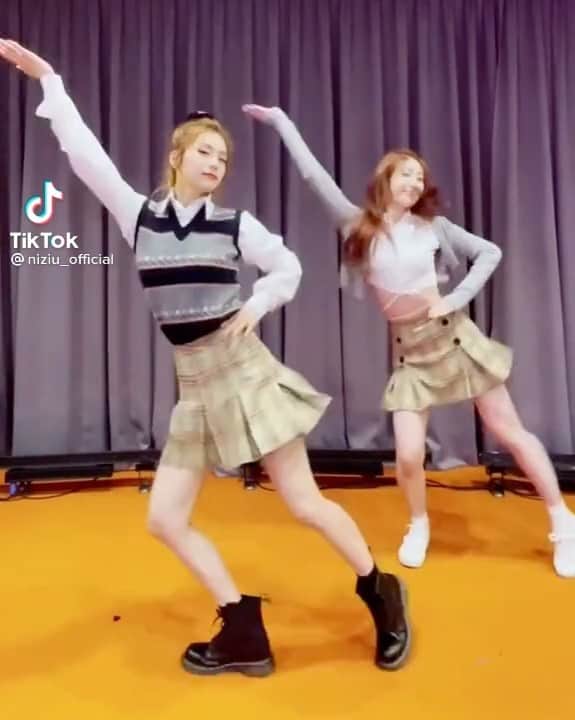 のインスタグラム：「Tiktok update with Chaerji did NiziU's 「Poppin' Shakin'」 Dance Challenge ✨  ㅤ ㅤ 🔗 vt.tiktok.com/ZSJdMsGGG/」
