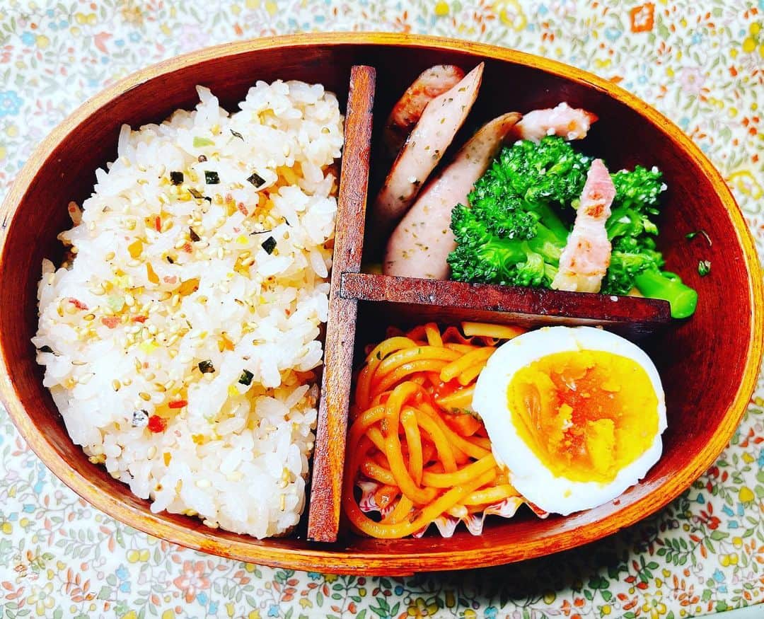 辻香織のインスタグラム：「曲げわっぱを買ったので嬉しくて、お弁当を作ってみる。最近ハマり中な、塩麹の万能さがすごい！ #辻香織  #お弁当記録  #まげわっぱ弁当」