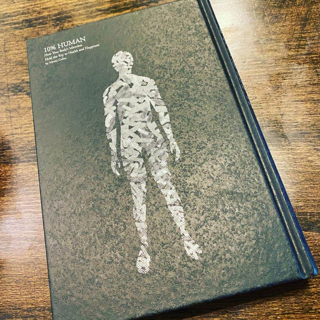 岡本聖子のインスタグラム：「「10%Human」 あなたの体は9割が細菌 微生物の生態系が崩れ始めた  表紙は子供らがビリビリにするからnothing!!!  ＃微生物がいなければ人間は生きていけない」