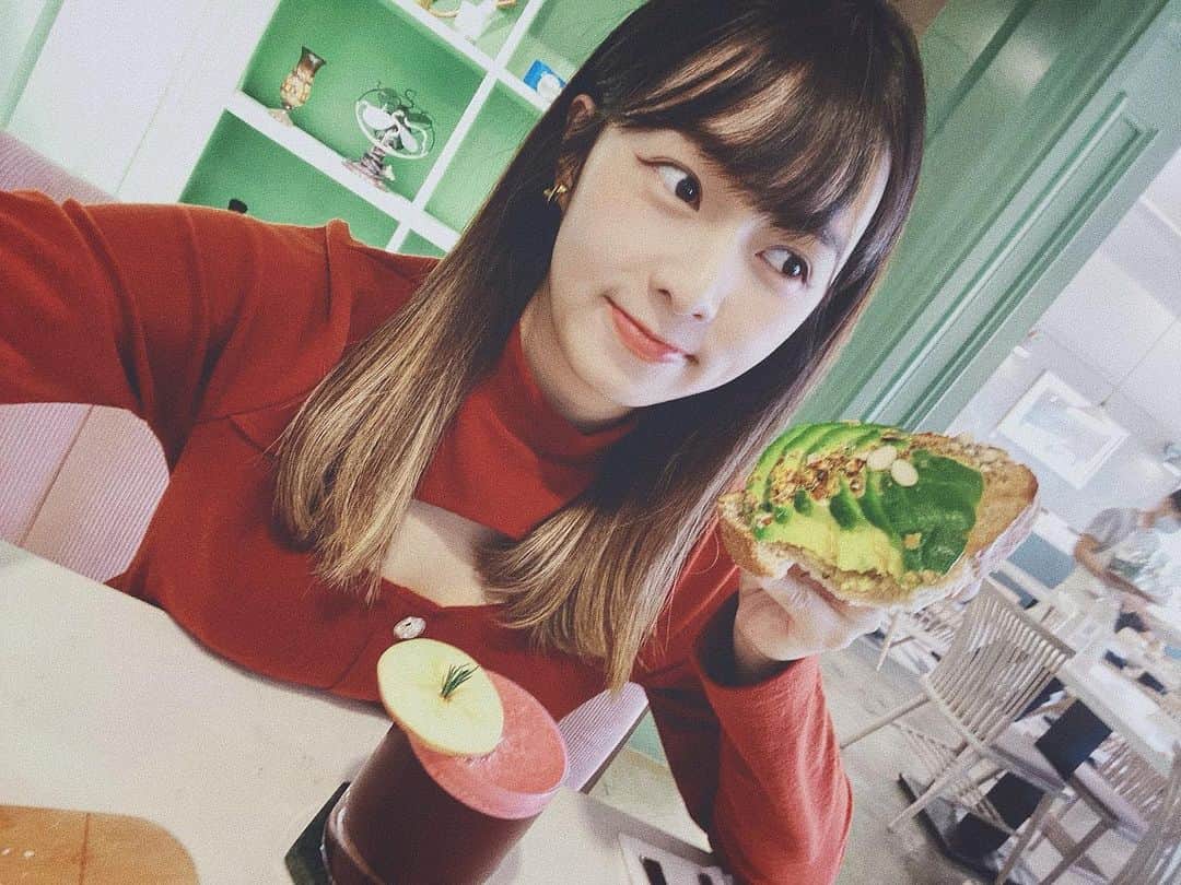 Dewi Chienのインスタグラム：「👀卸貨倒數，開始吃最愛的食物們🥑🍞 #酪梨控是我 #歡迎來餵食」