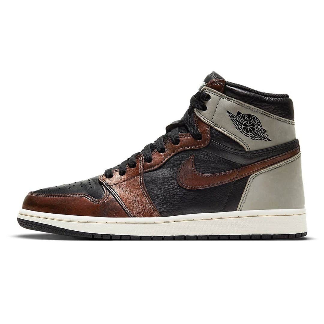 HYPEBEASTさんのインスタグラム写真 - (HYPEBEASTInstagram)「@hypebeastkicks: @nike has unveiled an official look at the Air Jordan 1 Retro High OG “Light Army.” Centered around a unique metallic finish, the shoe features a bronze tone that pairs interestingly with the “Black/Light Army” leather upper base. Rounding up the design is hits of “Mint Green” and a “Sail” hued midsole that’s paired with a contrasting black rubber outsole. It’s currently set to release March 10 for $170 USD.⁠⁠ Photo: Nike」2月25日 13時51分 - hypebeast
