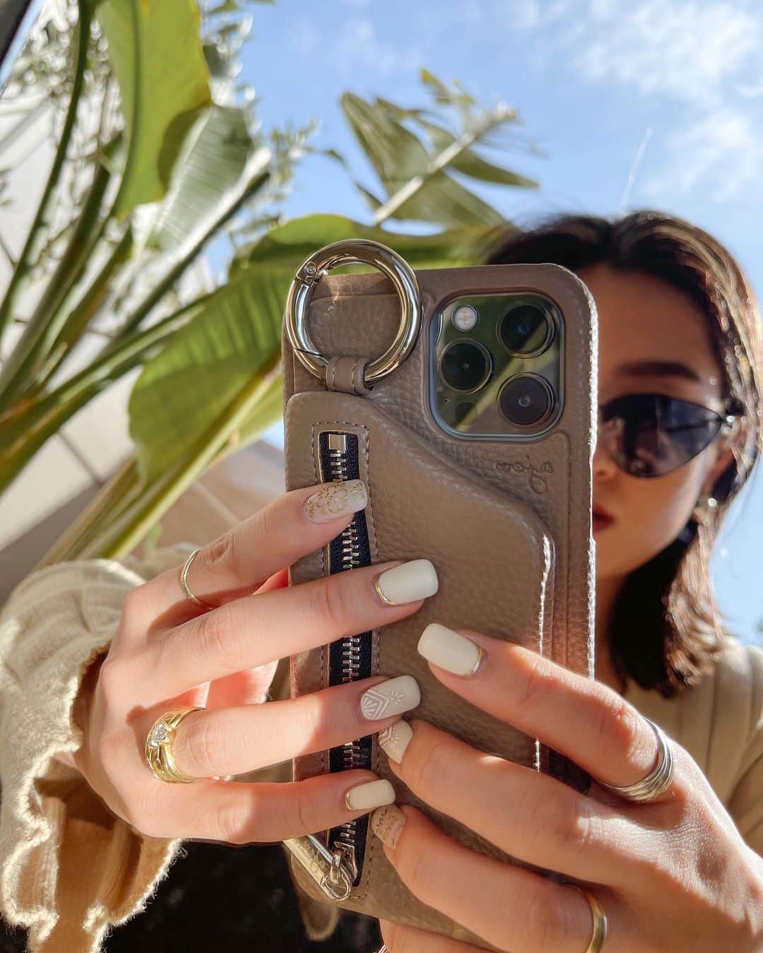 Rimiのインスタグラム：「New iPhone case🤎 嬉しさのあまり、写真たくさん撮った📷  ストラップ付いてるから落とすこともないし、あれ？どこいった？も減りそうw 私すぐiPhone置いてどこかに行ってしまうから、Apple Watchでいつも探しちゃうのw そんな私にぴったり👌🏾w とりあえずこのケースの可愛さを伝えたい🤍🤎 チャック付いたお財布みたいなのついてるから、ここにリップとか入れたら本当に手ぶらで何処でも行ける✌🏾✌🏾 これにAirPods入れてる写真あって、それもありって思った!!!  これ撮ってたらやっぱり新しいネイルが可愛過ぎてネイルも載せる🤍 手元から明るくホワイト✌🏾 さ、気分新しく、vacationも終了し、またお仕事がんばろうう🤍 #new#iphone#iphonecase#iphone12promax#apple#sunnyday#new#nail#white#matnails#happy#sunny#spring#新しい#アイフォンケース#アイフォンカバー#ネイル#ネイルアート#ネイルデザイン#ホワイト#マットネイル#晴れ#春#日本#横浜」