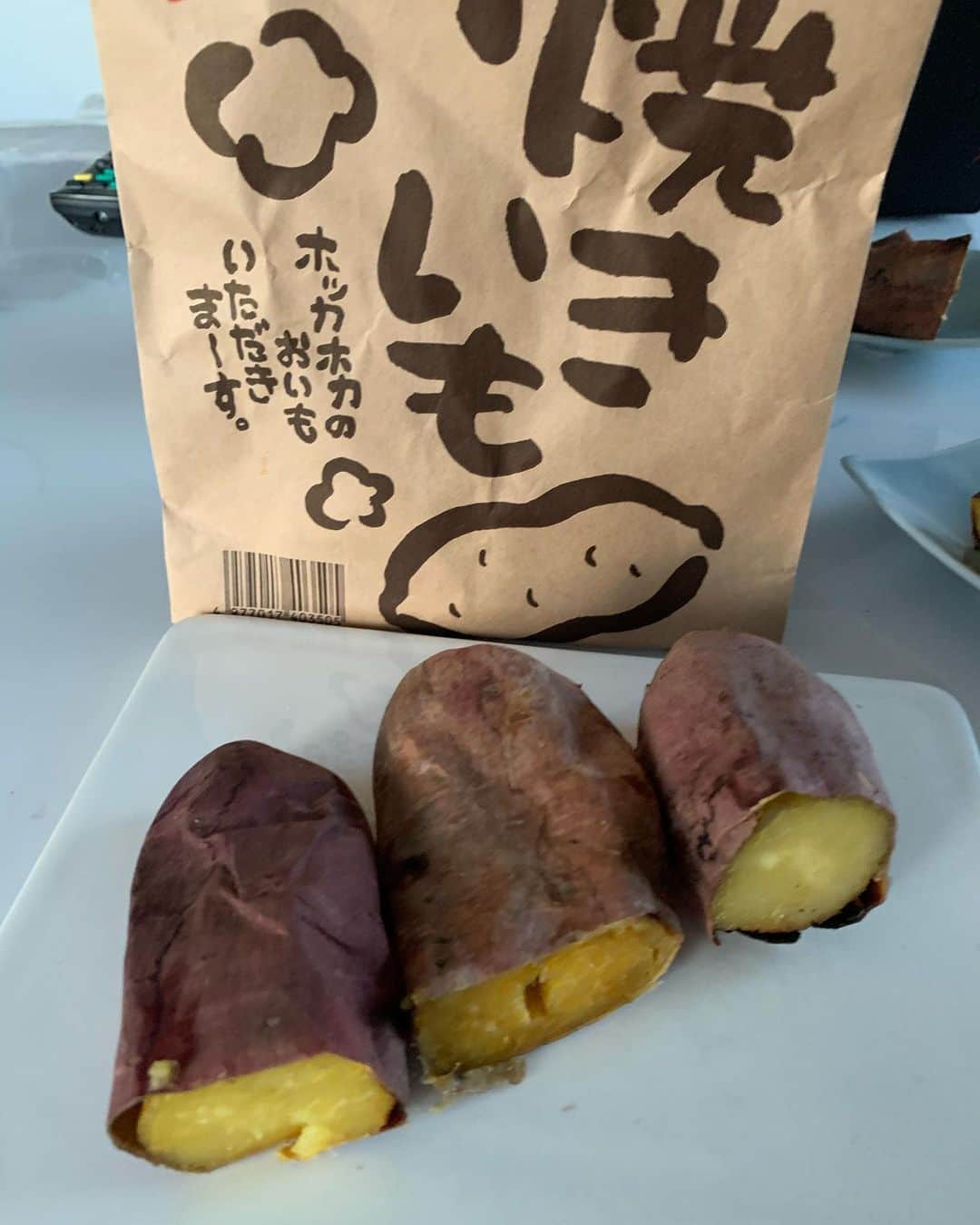 のインスタグラム：「常連さん、顧客にわんこ様が多い 黄色い軽バンの焼き芋🍠屋さん  石焼き芋専門店 TAKIBI Roasters @takibi_roasters   🐕湖太郎 大喜びで あつあつの焼き芋に かぶりつきっ✨  紅はるか、安納芋、シルクスイートを食べ比べてみました😆  ワタシの推しは、紅はるか✨  湖太郎には、少しだけですが、 女性の美容と健康には焼き芋がよいねっ😊  お菓子を食べるよりヘルシーなおやつ、焼き芋。好みにあった美味しいものを選びたいっ🌼😙  #焼き芋 #焼き芋ダイエット #焼き芋専門店 #食べ比べ #おやつ」
