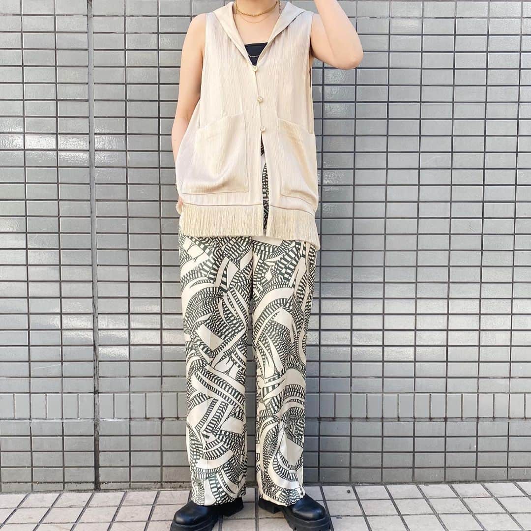 MIDWEST TOKYO WOMENさんのインスタグラム写真 - (MIDWEST TOKYO WOMENInstagram)「@mullerofyoshiokubo_official  . WAVE FRINGE VEST ¥38,500 SIZE36 BLK,OFFWHITE . ENGRAVE LINE PANTS ¥31,900 SIZE36,38 (38サイズ着用) . スタッフ身長163cm . #mullerofyoshiokubo #ミュラーオブヨシオクボ #ベストコーデ #柄パンツ #リラックスパンツ #midwest_official」2月25日 13時59分 - midwest_tw