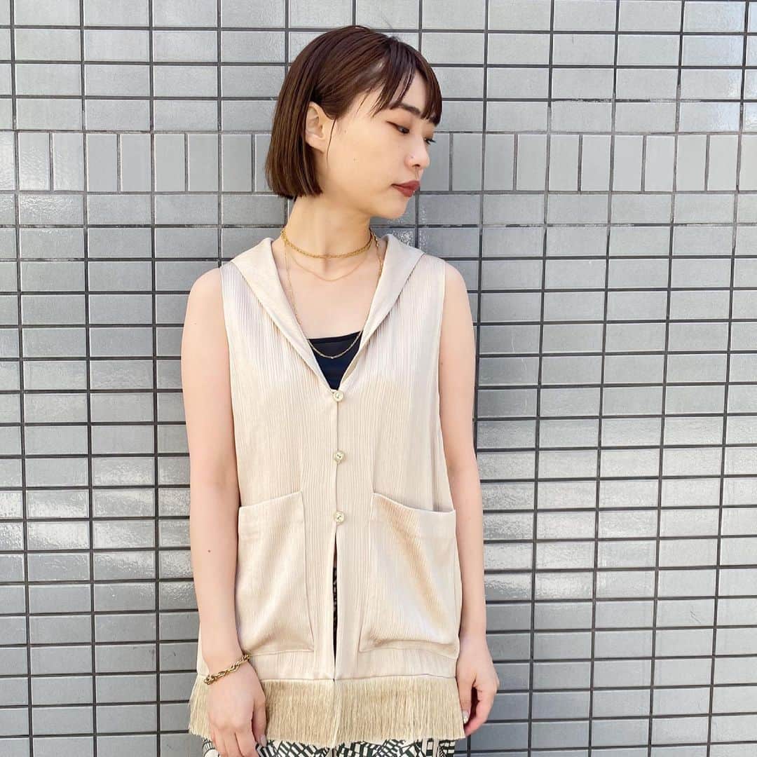 MIDWEST TOKYO WOMENのインスタグラム：「@mullerofyoshiokubo_official  . WAVE FRINGE VEST ¥38,500 SIZE36 BLK,OFFWHITE . ENGRAVE LINE PANTS ¥31,900 SIZE36,38 (38サイズ着用) . スタッフ身長163cm . #mullerofyoshiokubo #ミュラーオブヨシオクボ #ベストコーデ #柄パンツ #リラックスパンツ #midwest_official」