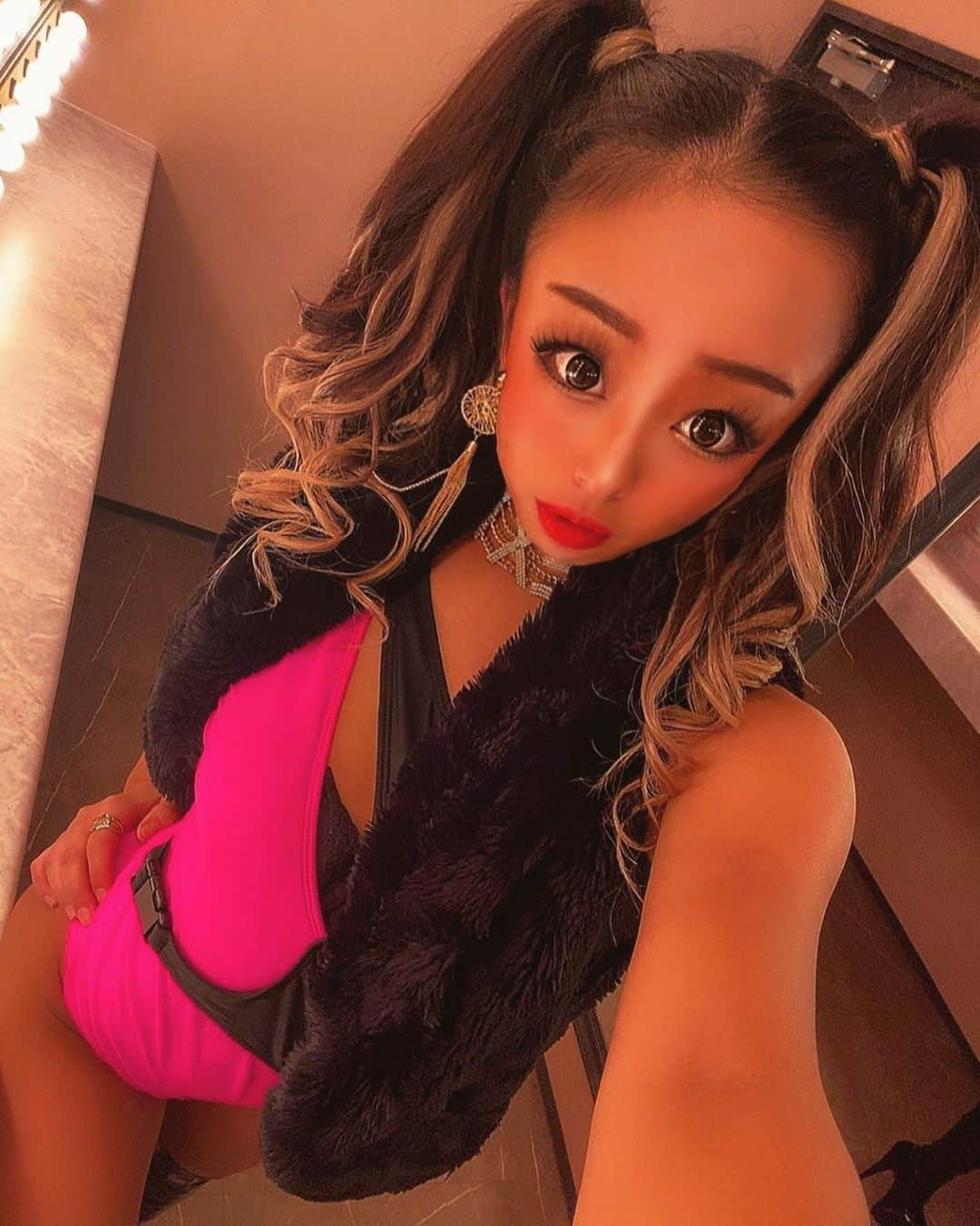 CHOCOのインスタグラム：「ツインテールあっぷぅ〜🤟🏾  #utage#utagesapporo #ウタゲサッポロ #utagedancer#gogodancer#ゴーゴーダンサー#札幌#sapporo#サッポロ#すすきの#黒肌#ツインテール#エクステ#プルエクステ#巻き髪#髪型#衣装#ナイトクラブ#夜遊び#パリピ」