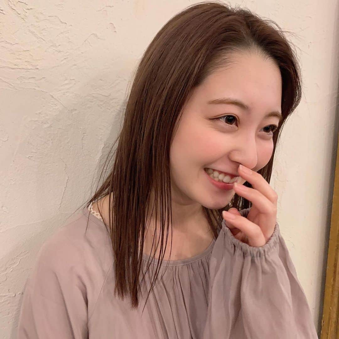 白井真緒のインスタグラム：「メンテナンスしてきた〜☺︎﻿ ﻿ 今回のテーマは紅茶花伝らしい﻿ いつもありがとです。﻿ ﻿ ﻿ #ヘアカラー #メンテナンス #ミルクティーグレージュ #ミルクティーベージュ #ミルクティーカラー #haircolor #かきあげ前髪 ﻿」