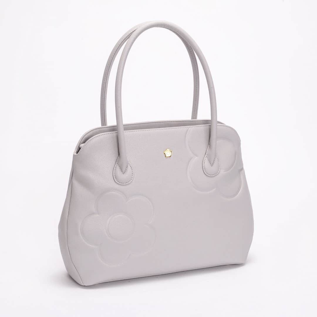 MARY QUANT officialのインスタグラム：「PCが入るトートバッグが登場！ - #プチメタルデイジートート クッション付きポケットに 13.3型ノートPCが入ります - #MARYQUANT #2021SPRING #NEWITEMS #FASHION #TOTEBAG - #マリークヮント #トート #トートバッグ #春バッグ #PCバッグ #通勤バッグ #通学バッグ」
