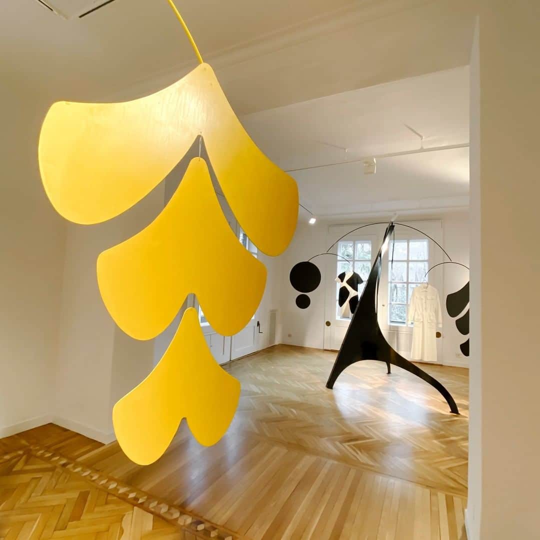 ミラショーンのインスタグラム：「Mila Mobile è un inno al movimento: strutture mobili e colorate, giochi di bandiere e forme liberamente ispirati al lavoro di Alexander Calder. ⠀ Mila Mobile is a hymn to movement. The collection is in fact displayed on colorful structures freely inspired by the work of Alexander Calder. ⠀ ⠀ #milamobile」