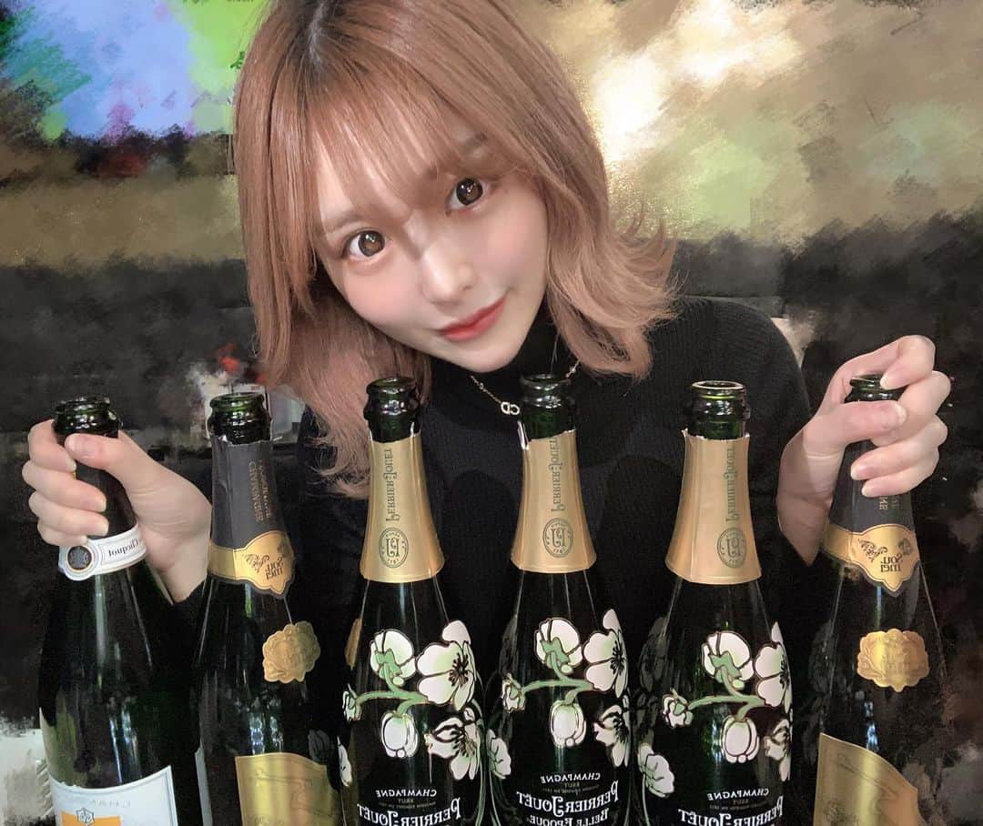 夢咲ゆめのインスタグラム：「﻿ ﻿ ﻿ 暖かくなってきて嬉しいのに﻿ 花粉つらいよう🤧﻿ ﻿ 寒くなったり暖かくなったりだなあ🥱﻿ ﻿ どの季節が好き？？？✨﻿ ﻿ .﻿ .﻿ #愛知 #名古屋 #名駅 #錦三丁目 #錦 #錦3 #キャバクラ #キャバ嬢 #シャンパン #ソウメイ #soumei #ベルエポック #整形 #歌舞伎町 #北新地 #ミナミ #祇園 #中洲 #すすきの #nagoya #ootd #follow #followｍe」