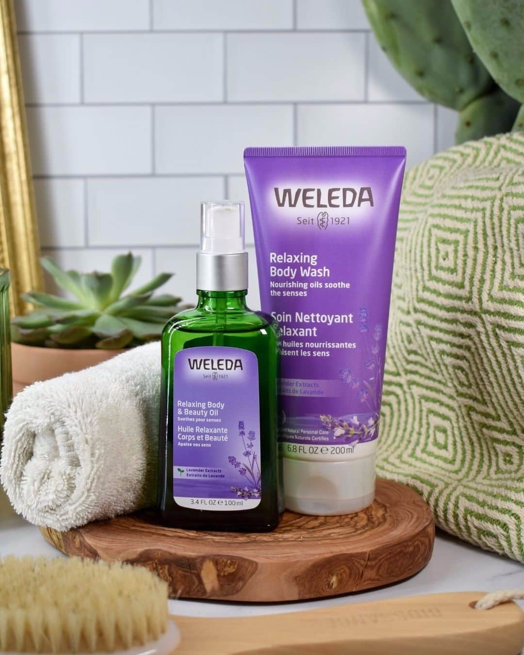 Weledaさんのインスタグラム写真 - (WeledaInstagram)「Relax and unwind from a long day with our Lavender relaxing bathtime regimen! 💜 Formulated with Lavender to sooth and calm the senses. #WeledaSkin」2月25日 5時03分 - weleda_usa