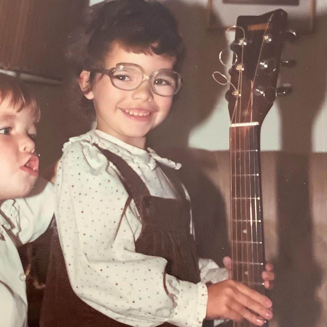 ケリー・オックスフォードのインスタグラム：「This year was very good for me. Forced isolation didn’t give me the ability to escape myself and through that I realized that I’ve been suffering greatly with my mental conditions.   I’ve lived with the diagnosis of an anxiety disorder for twenty-four years but this year I became aware there was much more at play and I sought help.   I’ve slowed down a lot on social media because of these new discoveries, and I share in the hopes that some of you who feel they are suffering ask a doctor for help. If that doctor doesn’t help, find another. Your friends & family can support you but ultimately it’s up to you to make the decision for yourself.  If your thinking doesn’t feel right, if your reactions don’t feel right, if you are noticing things that are upsetting you do not gloss them over simply because you can function with your main daily tasks. You do not deserve to suffer. No one does. There is help. Do not feel unworthy or guilty for looking after yourself. Seek it. ❤️」