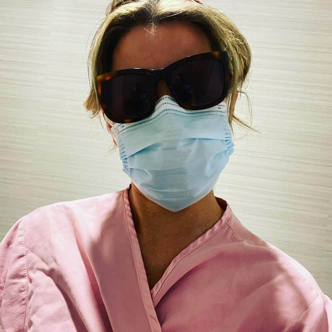 エリザベス・バンクスさんのインスタグラム写真 - (エリザベス・バンクスInstagram)「Ok then, here I am.  Just out and about for my #mammogram  Triple-masked and need to know  How my breasts are doing so  One way to feel a bit in control  Get checked so I am ready to roll !!」2月25日 5時11分 - elizabethbanks