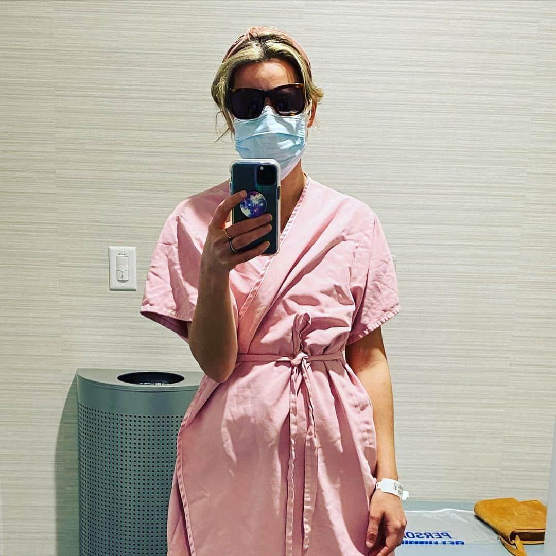 エリザベス・バンクスさんのインスタグラム写真 - (エリザベス・バンクスInstagram)「Ok then, here I am.  Just out and about for my #mammogram  Triple-masked and need to know  How my breasts are doing so  One way to feel a bit in control  Get checked so I am ready to roll !!」2月25日 5時11分 - elizabethbanks