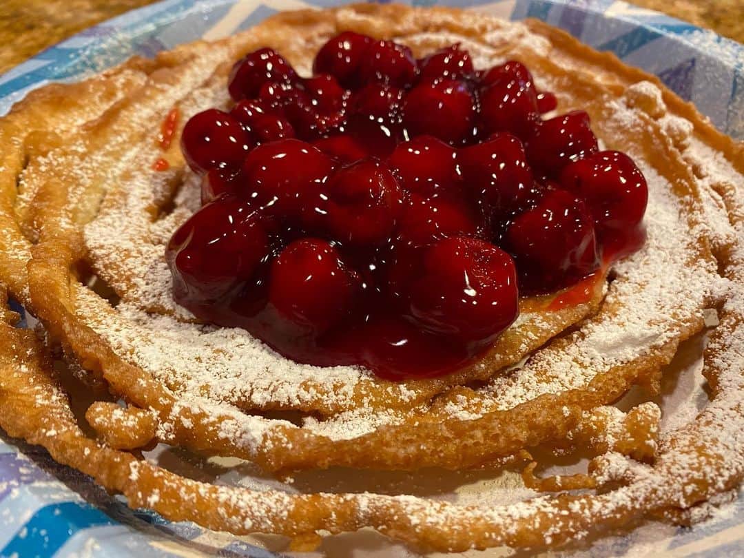 キーシャ・エップスのインスタグラム：「My Sous-chef and I make a great team! @braceface.jaii_ 💜 She’s the best🥰  Last night we made Funnel Cakes for dessert but my greedy butt didn’t capture the fully loaded funnel cake 😫   Choice of toppings were Strawberries, baked apples, cherries, vanilla ice cream, Chocolate syrup & caramel sauce.」