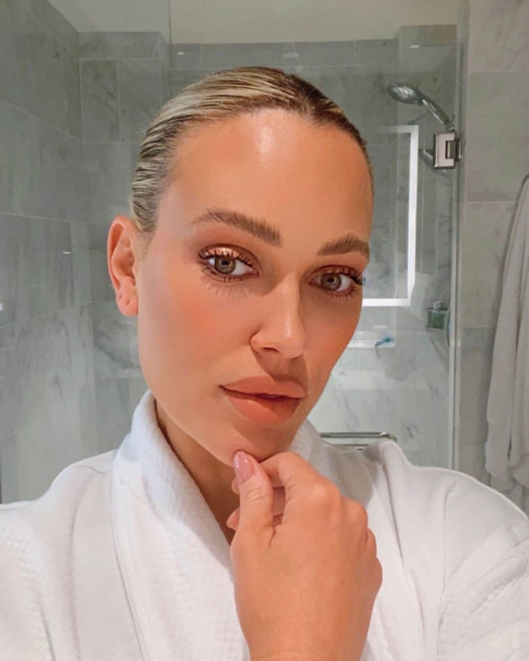 Peta Murgatroydのインスタグラム：「Thinking about filming a makeup tutorial soon 👀 Let me know what you want to see!」