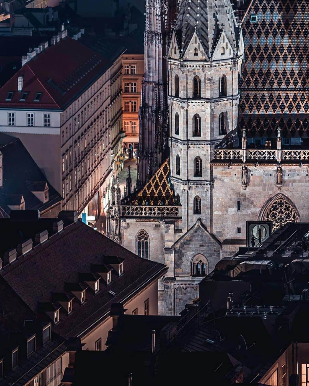 Wien | Viennaさんのインスタグラム写真 - (Wien | ViennaInstagram)「St. Stephens Cathedral at Night! 🌃 by @fabolus_vienna #ViennaWaitsForYou」2月25日 5時19分 - viennatouristboard