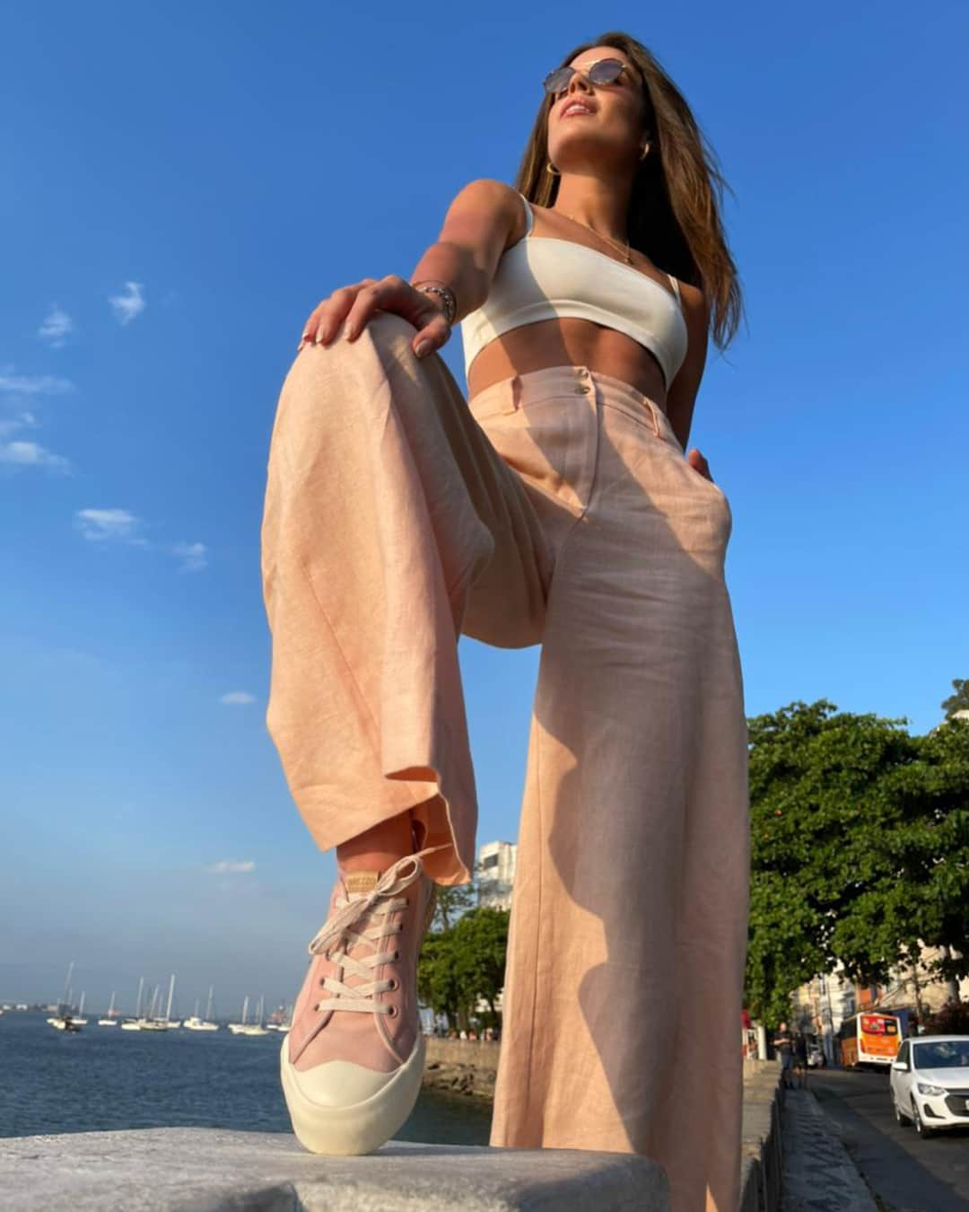 Arezzoのインスタグラム：「A @kristigre_ arrasou na combinação básica e urbana com o #ZZRubber! 💘 ⠀ O #ZZRubber rosa insere informação de moda para o visual, deixando tudo mais fashion e comfy. ⠀ Perfeito sim ou claro? ✨ ⠀ Ref.A1180400010006/ R$249,90」