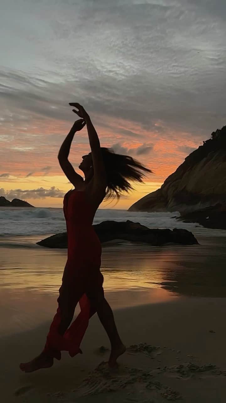 Rachel Apollonioのインスタグラム：「Ela vem, sempre tem, Esse Mar no olhar ✨🌅」
