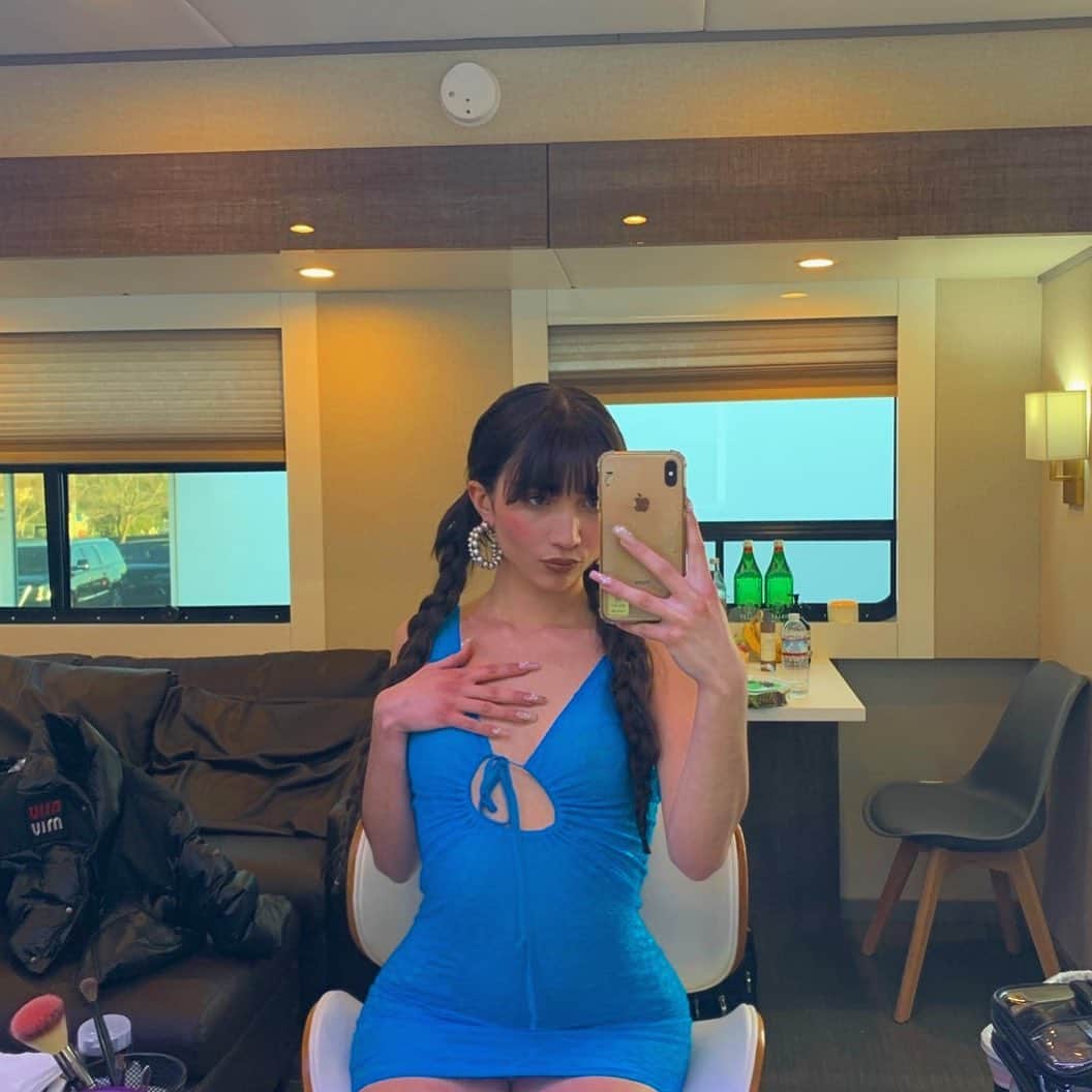 のインスタグラム：「You can give me extra credit baby I’ll do more work 🙄」