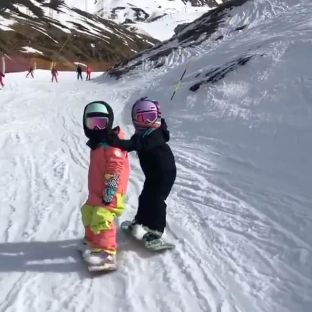 ショーン・ホワイトのインスタグラム：「Tag your riding buddy!  @tobymiller  🎥 @evansssnow」