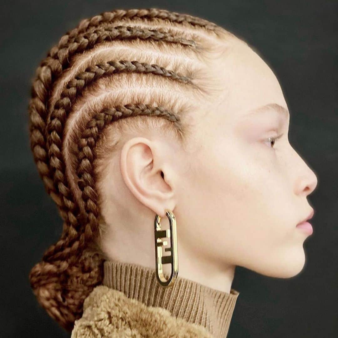 デルフィナデレトレズのインスタグラム：「@fendi 💛   #delfinadelettrez  #fendi」