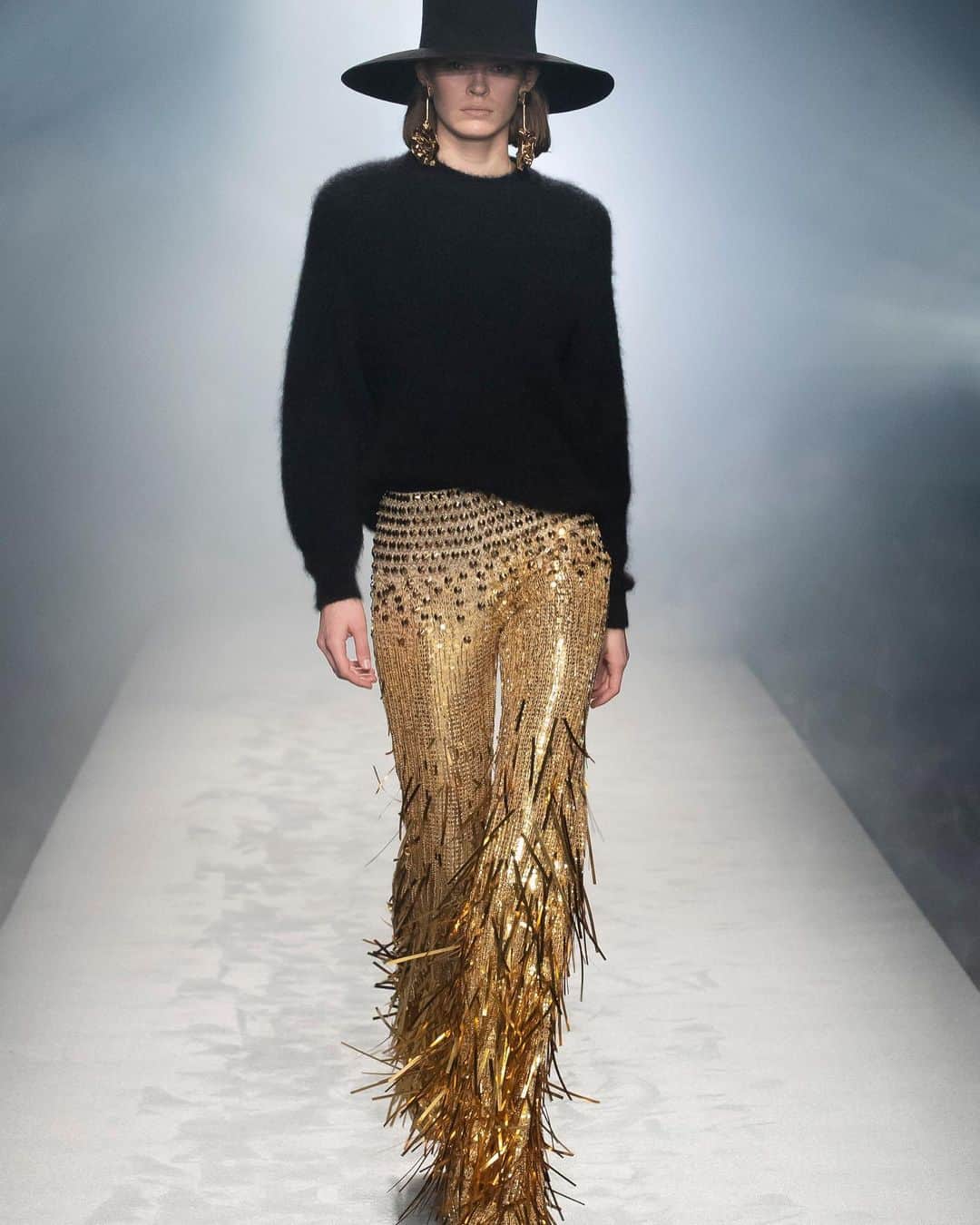 アンナ・デッロ・ルッソのインスタグラム：「@albertaferretti ❤️❤️❤️#fallwinter2021 #mfw」
