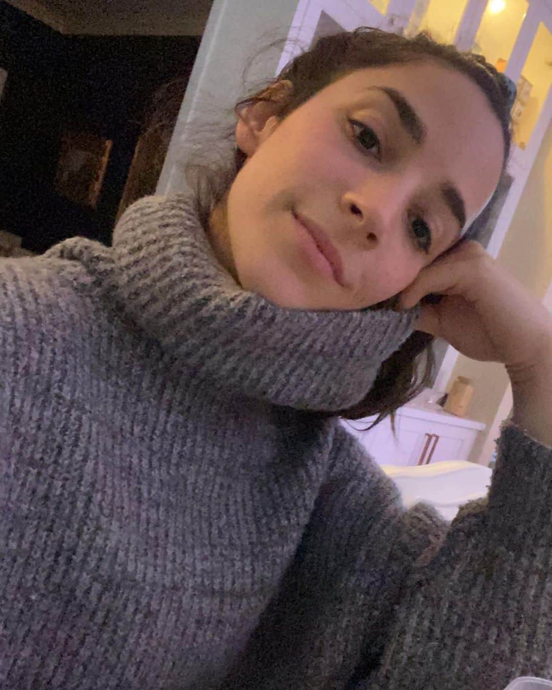 アリー・レイズマンのインスタグラム：「Love a turtleneck ✨」