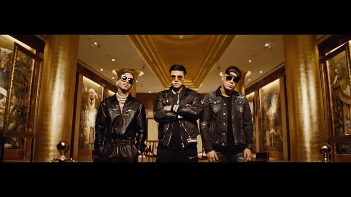ウィジンのインスタグラム：「El nene de @labase 🔥💪 #Repost @chrisandrew ・・・ ESTE VIERNES SALE UN PROYECTAZO AL QUE LE TENGO MUCHO CARIÑO Y ESPERO QUE LES GUSTA TANTO COMO ME GUSTA A MI, GRACIAS A @wisin Y @rauwalejandro POR LA OPORTUNIDAD🙏🏼 #EsQueTu ESTE VIERNES 26🌍PAL MUNDO ENTERO @labase」