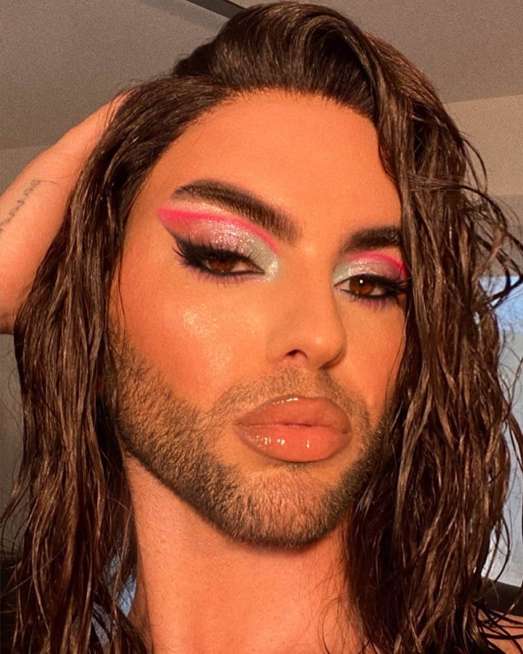 A riel D iazのインスタグラム：「Waves on swim so they hate on him 💅🏽  @artistcouture ethereal bloom palette & epiphany diamond light, @makeupforever ultra hd foundation, @narsissist radiant creamy concealer. @natashadenona Natasha lipstick, @maccosmetics stone liner, @colourpopcosmetics clear gloss. @onesize powder. @perfectlocks wig.」