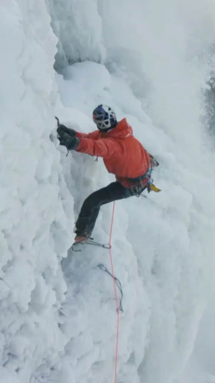 レッドブルのインスタグラム：「*this* is @realwillgadd climbing Niagara Falls frozen all over again 🤯🥶  #redbull #givesyouwiiings #climbing #niagarafalls #iceclimbing」