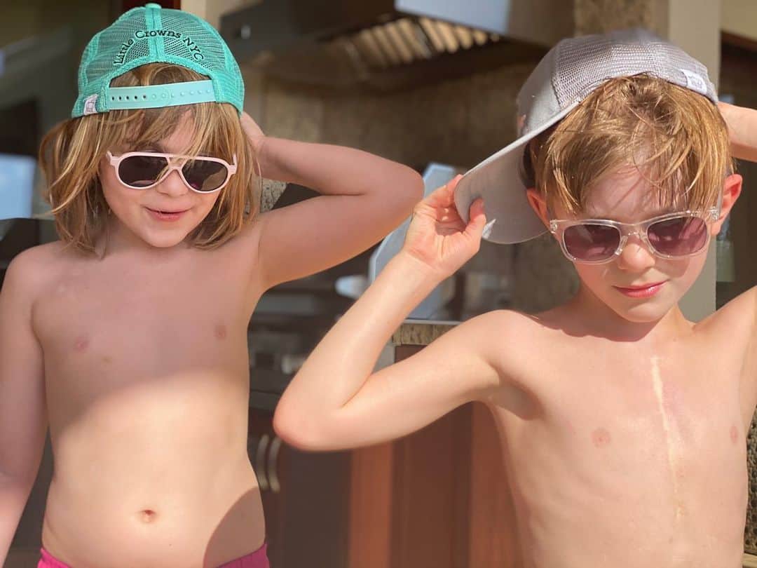 ジェイミー・キングのインスタグラム：「ALOHA 🌺 BABIES 🙌」