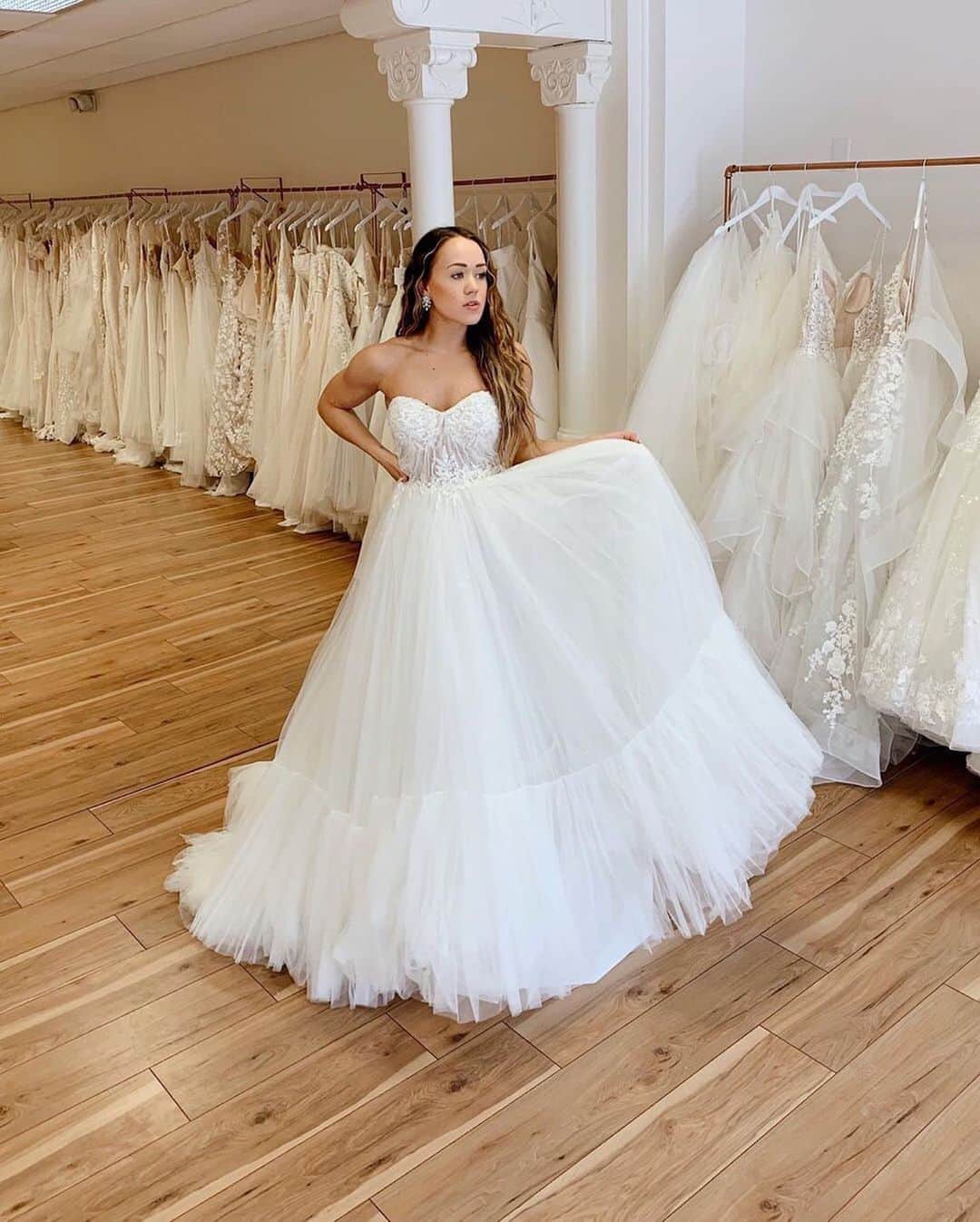 Pronoviasさんのインスタグラム写真 - (PronoviasInstagram)「The heavenly combination of a corset-style bodice and voluminous skirt. Meet Sabu from the #HollywoodGlamour Collection. Bridal boutique: @modernonmarket   Click on the link in our bio to find your nearest store. #Pronovias」2月25日 6時05分 - pronovias