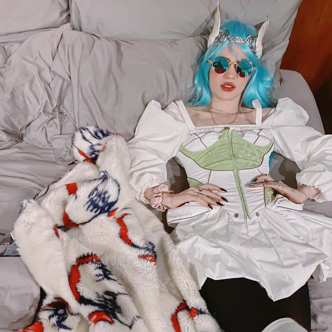 グライムスのインスタグラム：「🐷 Oblivion has 100 million plays on Spotify!  Thank you!! Legit 🥺 🐷」