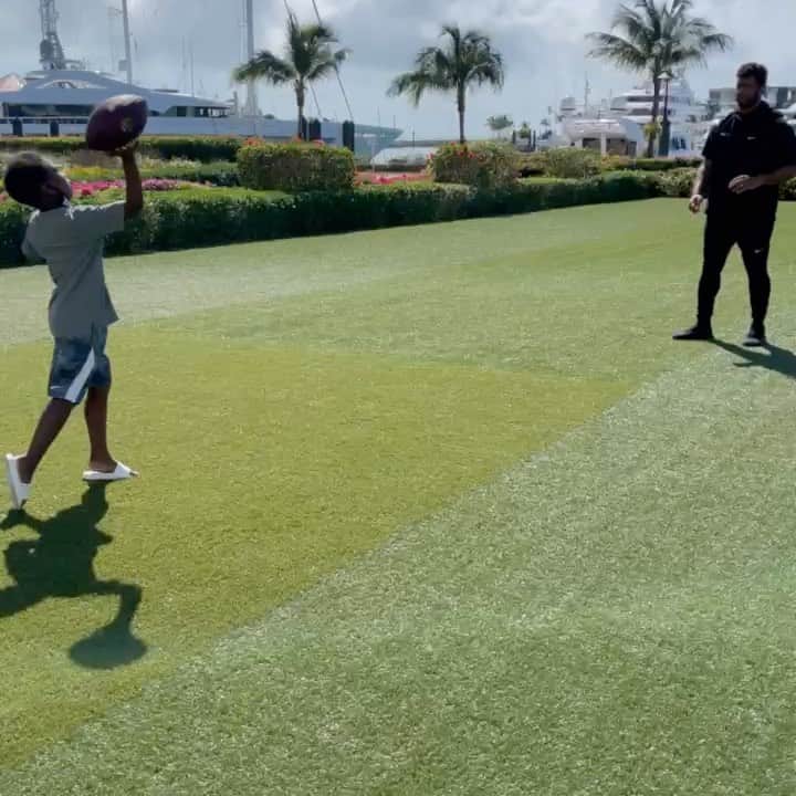 ラッセル・ウィルソンのインスタグラム：「Post Workout...Quality Time! 🙏🏾🎯🏈」