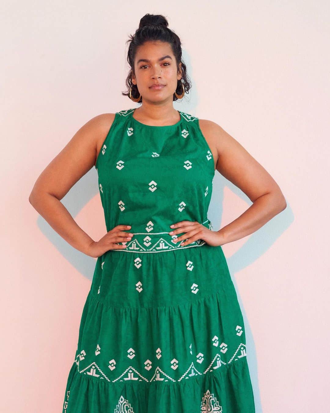 Anthropologieのインスタグラム：「Wearing bold hues just makes us happy – which color do you wear when you want an instant mood boost? Tell us below, then shop this dress and more in sizes 00P–26W at the link in our bio! 💚」