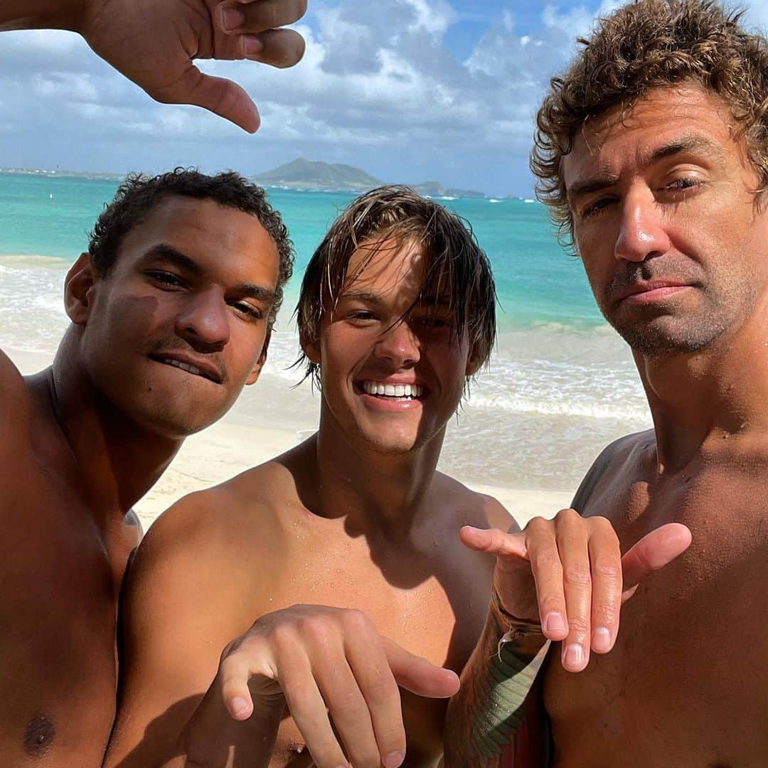 アンソニー・アービンのインスタグラム：「Final days of Aloha Aquatica. A windy day surfing in the outrigger」