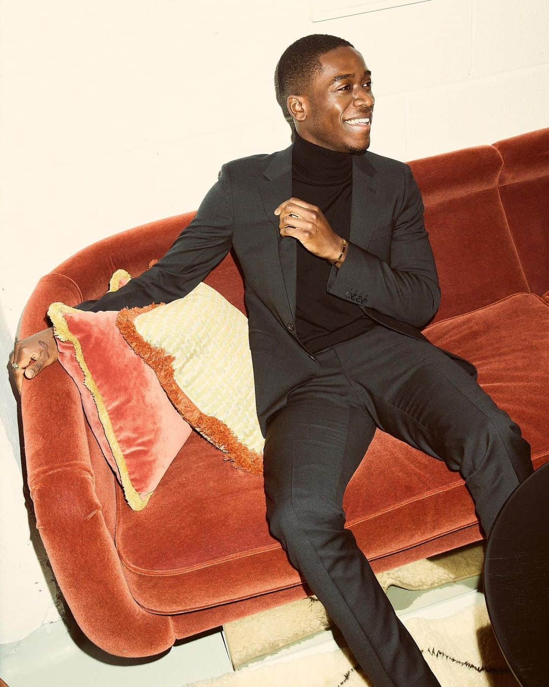 MR PORTERのインスタグラム：「Be sure to catch @damsonidris wearing the latest threads from MR PORTER on The ACS Show @audiocomingsoon where he discusses the latest series of @snowfallfx, his love of boot-cut trousers and more. #FriendsofMRPORTER  📸: @adamfussell」