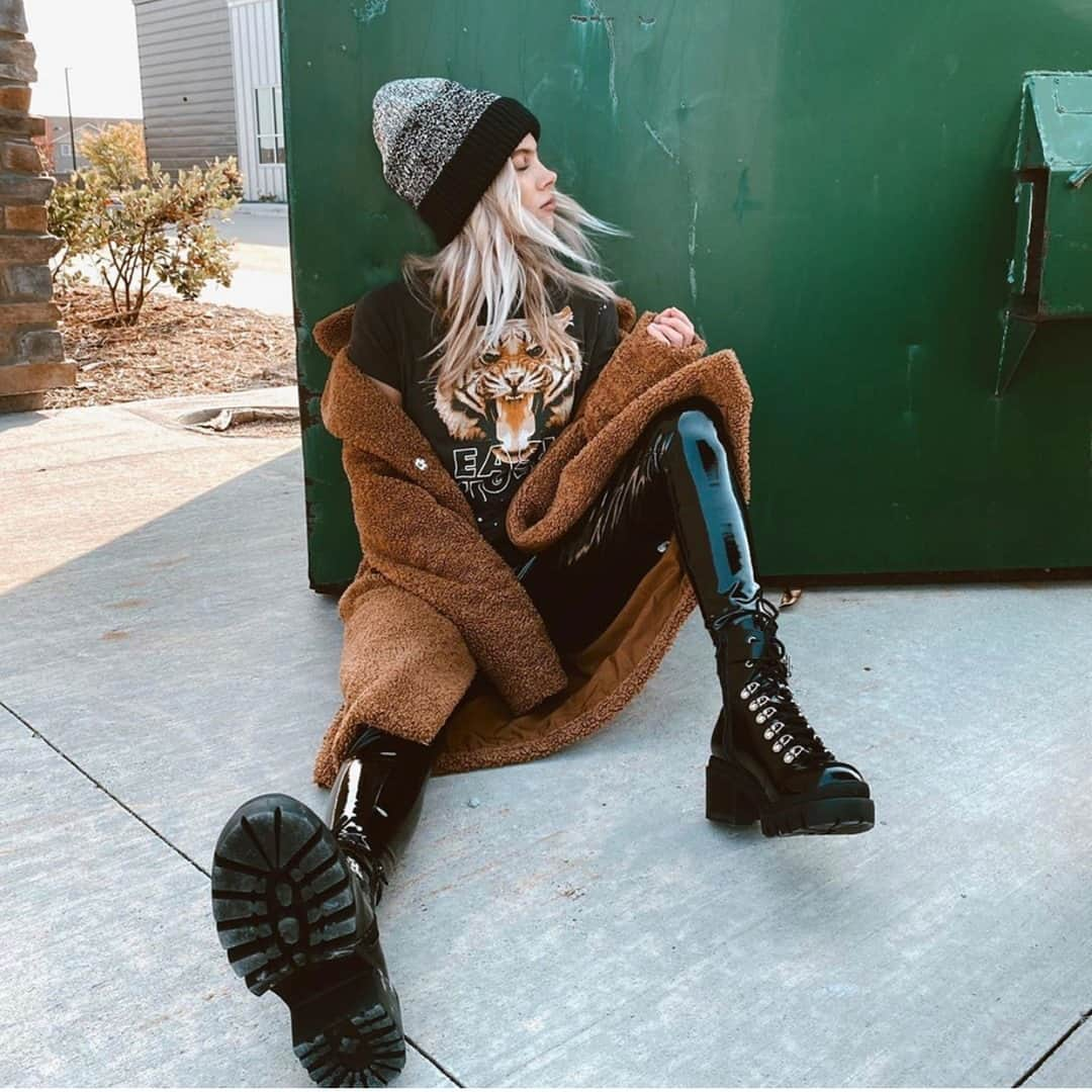 チェイサーさんのインスタグラム写真 - (チェイサーInstagram)「This winter look is 🔥 @whitney_lynne #chaserbrand #graphic #graphics #graphictee #sweatset #cuteoutfit #outfitinspo #graphictshirt #bandtee CHA5051」2月25日 6時03分 - chaserbrand