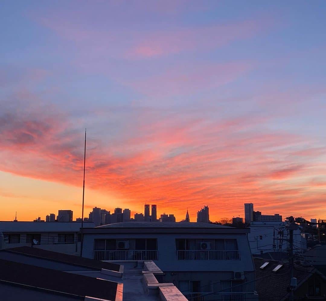 Shinnosukeのインスタグラム：「今朝の空はピンク色。  #pink #sky #morning #magichour」
